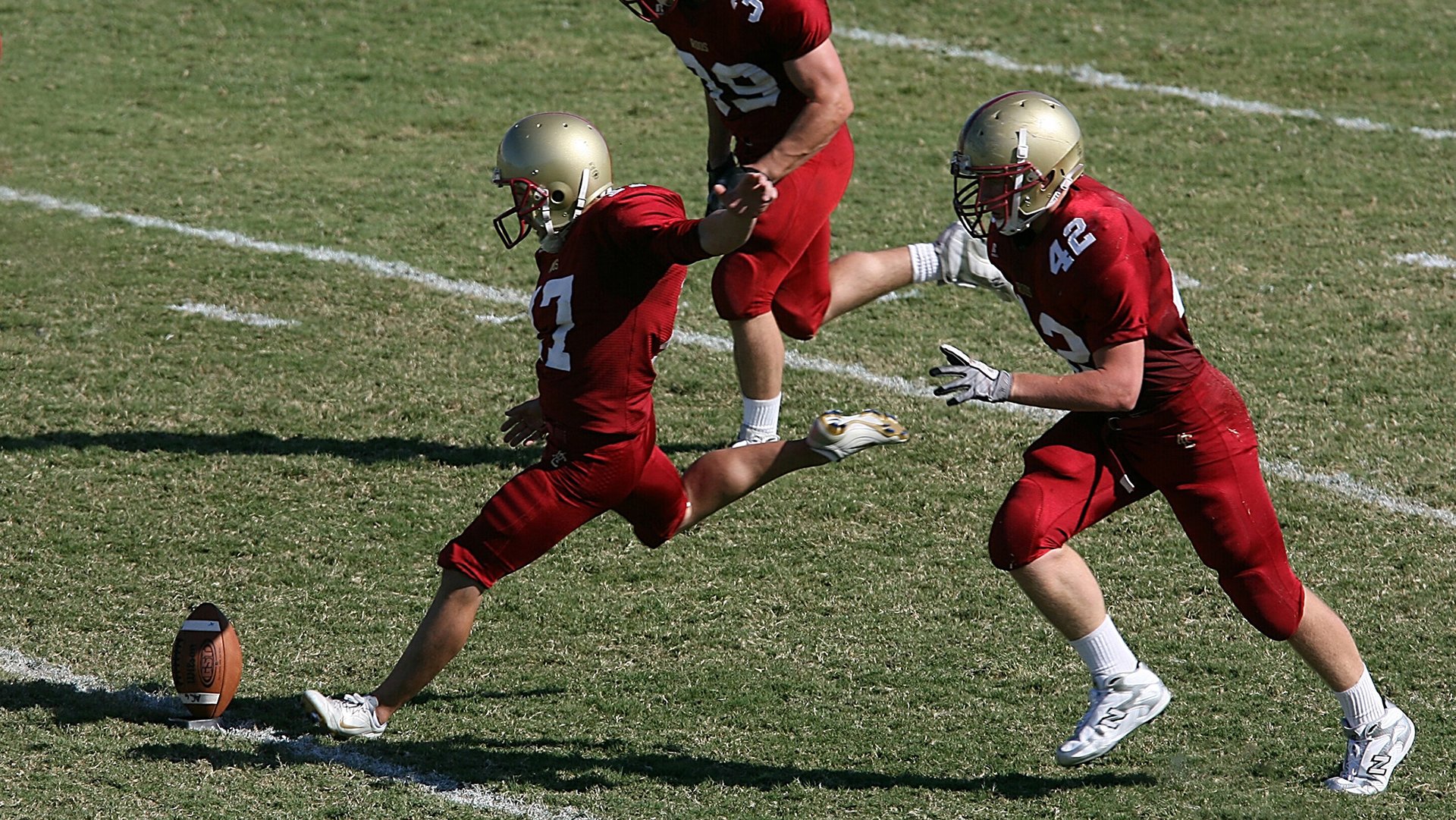 “青训基金会在各地设立，支持足球青少年发展”，青训足球俱乐部