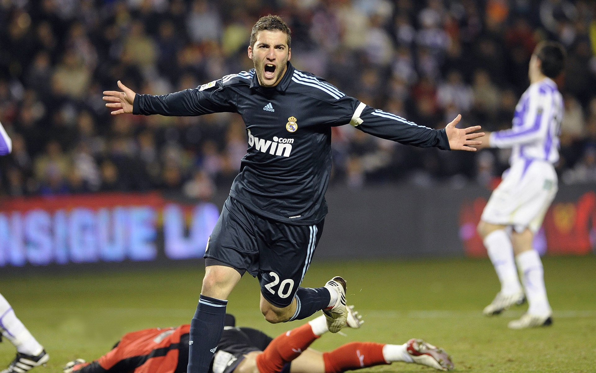 塞内加尔队在巴黎奥运会比赛中多次通过团队配合得分，塞内加尔足球运动员